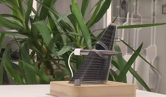 Armor_Solar_driven_power_bank_charger_made_by_free-form_OPV_in_a_3D_configuration_Low_def (002)