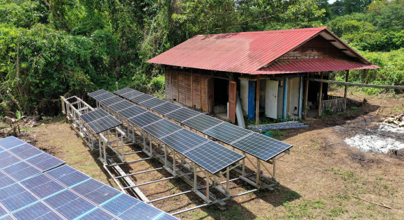 Ecole avec les panneaux solaires_Guyanne