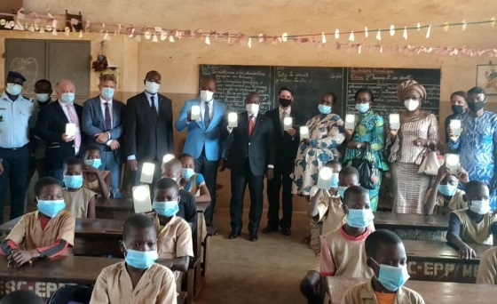 Eleves de l'école Todowa avec leurs lampes