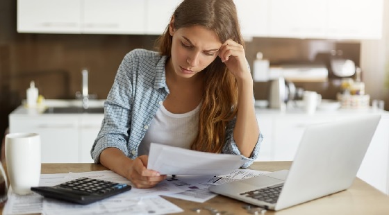 Générique_fille_ordinateur Générique_fille_ordinateur