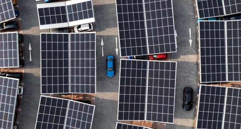 Un nouveau projet de loi précise les obligations solaires sur bâtiments et parkings