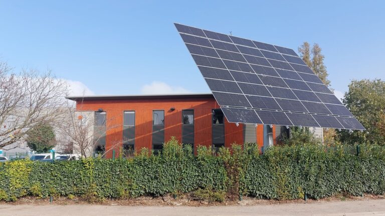 Autoconsommation maximale : comment Okwind transforme l’énergie solaire pour les artisans ?